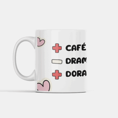 Design com a frase mais café menos drama mais dorama acompanhado de ilustrações fofas.
