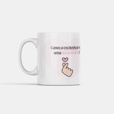 Ilustração de caneca para dorameiras com coração rosa e gesto finger heart.