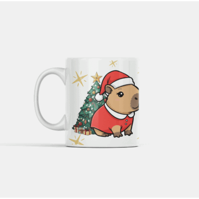 Caneca divertida de Natal com capivara fofa vestida de Papai Noel ao lado de árvore decorada e a frase “Feliz Natal”.