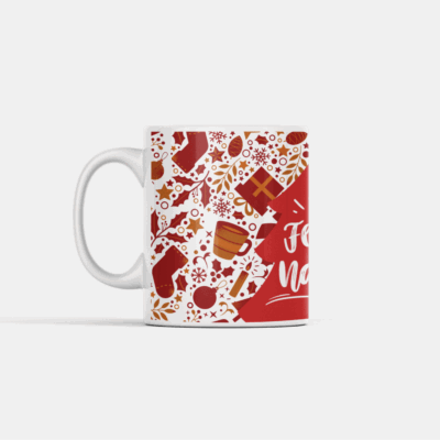 Caneca de Natal clássica com árvore vermelha e elementos festivos como estrelas, presentes e meias decorativas.