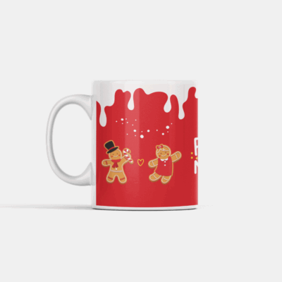 Caneca natalina divertida com biscoitos de gengibre em trajes festivos e a frase “Feliz Natal” sobre fundo vermelho.